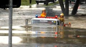 Hasičské auto projede povodní 