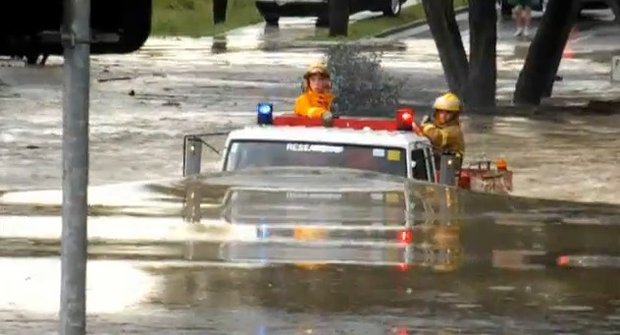 Hasičské auto projede povodní