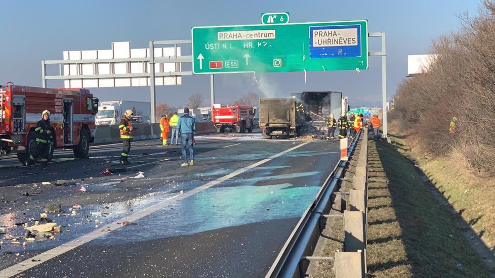 V pondělí 21. ledna došlo k dopravní nehodě těsně před Prahou. Kamionu vzplál přívěs.