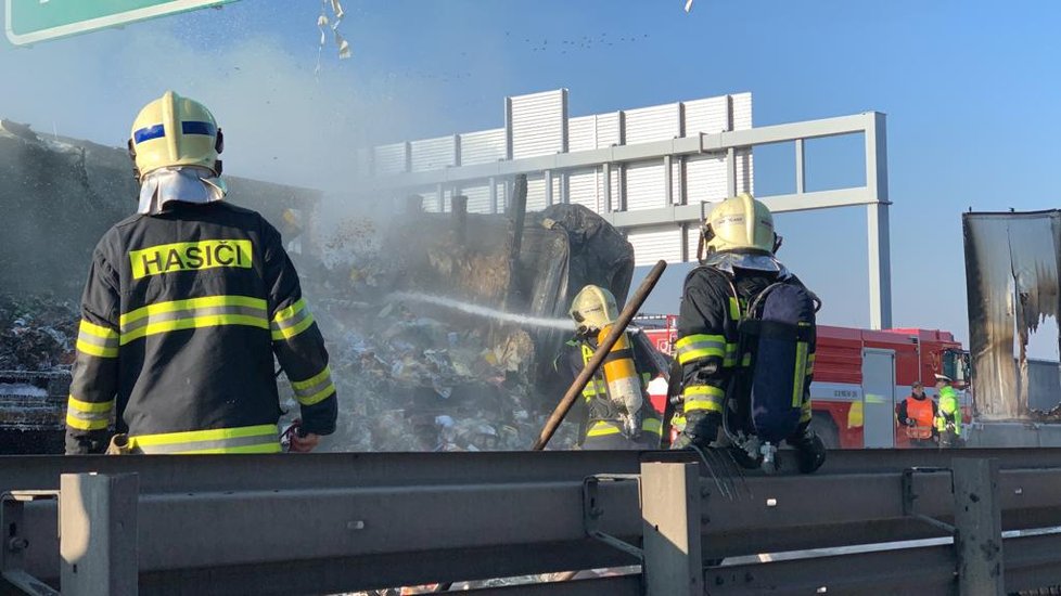 V pondělí 21. ledna došlo k dopravní nehodě těsně před Prahou. Kamionu vzplál přívěs.