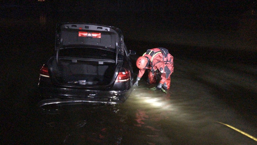 Hasiči lovili auto z Jevanského rybníka.