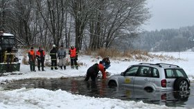Českokrumlovským hasičům se podařilo vyprostit auto z Lipna za 2,5 hodiny.