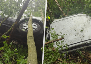 Podivný zásah hasičů na Svitavsku: Opuštěné auto uvízlo mezi kmeny stromů!