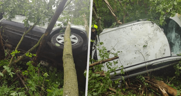 Hasiči zasahovali u záhadné nehody: Auto zaklíněné mezi stromy nemělo značky ani řidiče