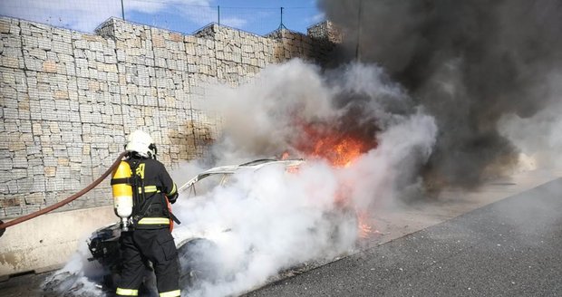 Na Pražském okruhu začalo hořet auto.