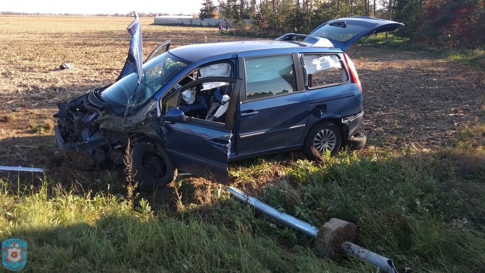 Tragický začátek víkendu: Mladík (†19) sjel autem do příkopu, další řidič (†22) dostal smyk!