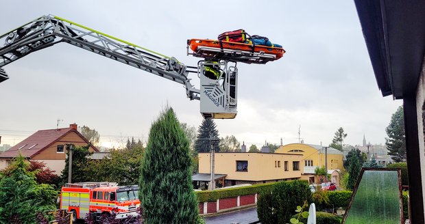 Hasiči zachraňovali nemocnou ženu přes balkon.