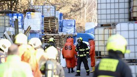 Pražští hasiči zasahovali v průmyslové zóně v Běchovicích, kde došlo k úniku chlornanu sodného. (12. února 2022)