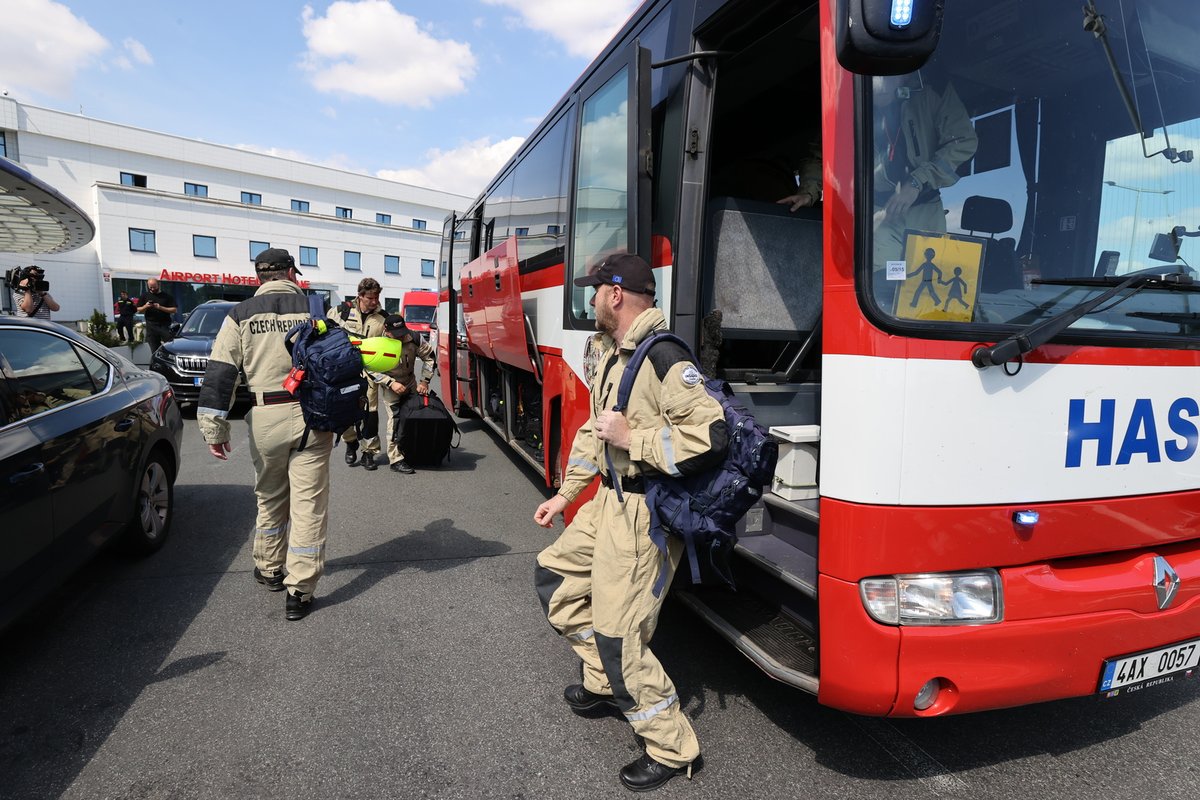 Do Bejrútu ve středu odpoledne vycestovali čeští hasiči, aby pomohli s pátráním po případných zraněných osobách při neblahém výbuchu v tamním přístavu.