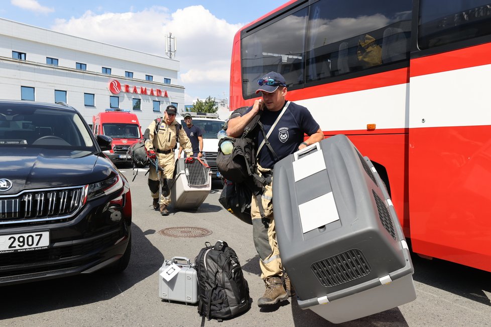 Do Bejrútu ve středu odpoledne vycestovali čeští hasiči, aby pomohli s pátráním po případných zraněných osobách při neblahém výbuchu v tamním přístavu.