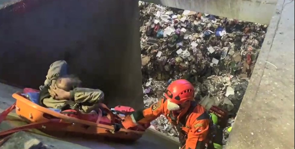 Hasiči zachraňovali bezdomovce, kterého popelářský vůz spolu s odpadky vysypal do šachty ve spalovně odpadů.