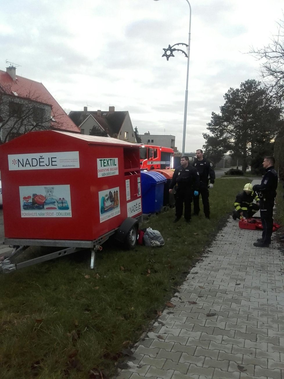 Muž vlezl do kontejneru na oblečení, ven se už sám nedostal