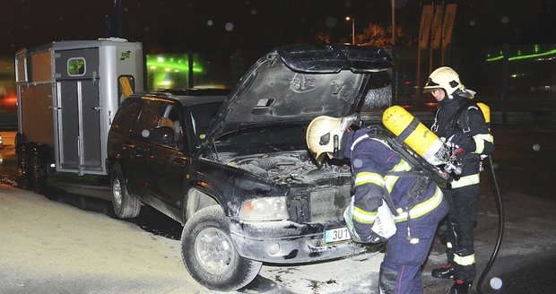 Samovznícení auta na Jižní spojce: Koně zachránila majitelka 