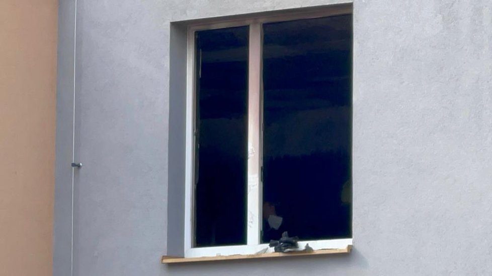 V pražské čtvrti Bohnice hoří byt ve čtyřpatrovém domě v Řepínské ulici. Hasiči museli evakuovat 20 lidí, všichni jsou mimo ohrožení života.
