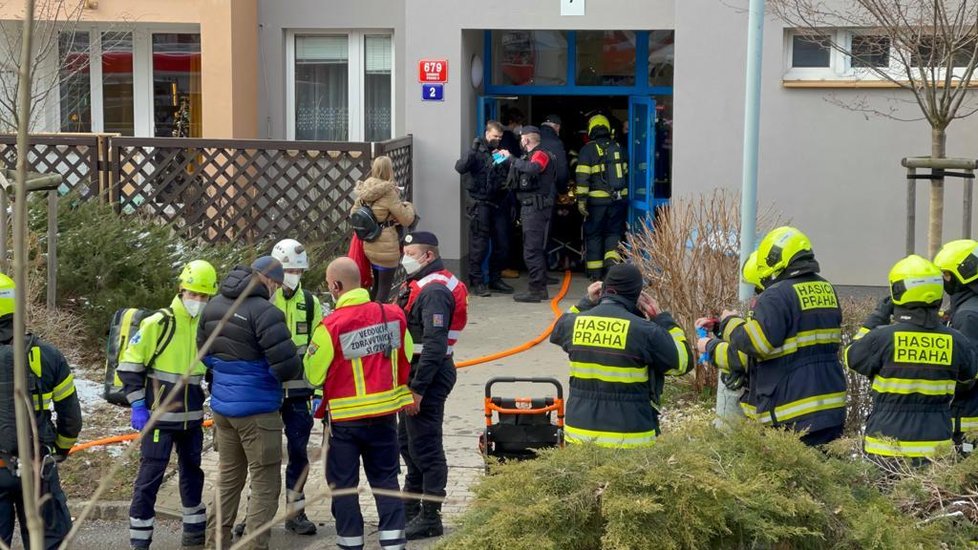 V pražské čtvrti Bohnice hoří byt ve čtyřpatrovém domě v Řepínské ulici. Hasiči museli evakuovat 20 lidí, všichni jsou mimo ohrožení života.