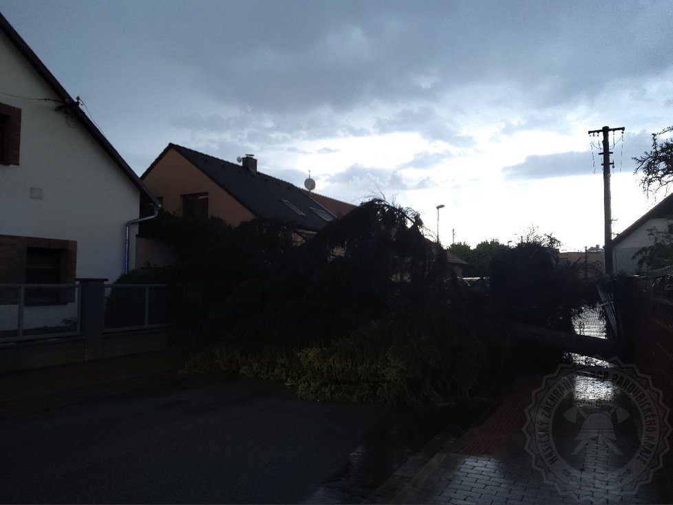 Na Pardubicku byla nejhorší situace zřejmě na Svitavsku. A nejvíce postiženou Pustá Rybná, kde bylo zatopeno několik domů, sklepů i garáží. (13. 6. 2020)