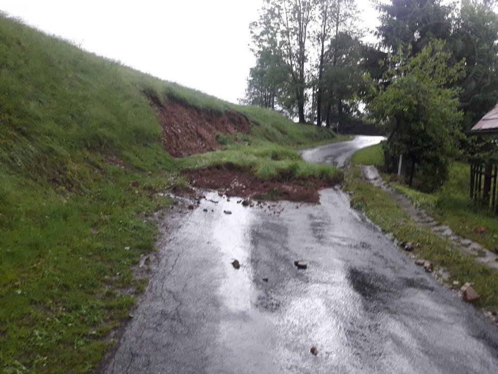 Na Pardubicku byla nejhorší situace zřejmě na Svitavsku. A nejvíce postiženou Pustá Rybná, kde bylo zatopeno několik domů, sklepů i garáží. (13. 6. 2020)