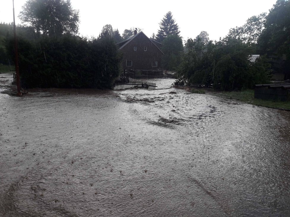 Na Pardubicku byla nejhorší situace zřejmě na Svitavsku. A nejvíce postiženou Pustá Rybná, kde bylo zatopeno několik domů, sklepů i garáží. (13. 6. 2020)