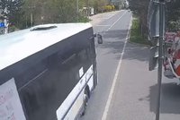 Autobusák ignoroval světelnou signalizaci: Stačilo málo a došlo ke katastrofě!