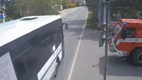 Šokující video: Autobusák ignoroval světelnou signalizace hasičů! Stačilo málo a došlo ke srážce