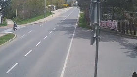 Šokující video: Autobusák ignoroval světelnou signalizace hasičů! Stačilo málo a došlo ke srážce