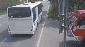 Šokující video: Autobusák ignoroval světelnou signalizace hasičů! Stačilo málo a došlo ke srážce