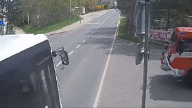 Šokující video: Autobusák ignoroval světelnou signalizace hasičů! Stačilo málo a došlo ke srážce
