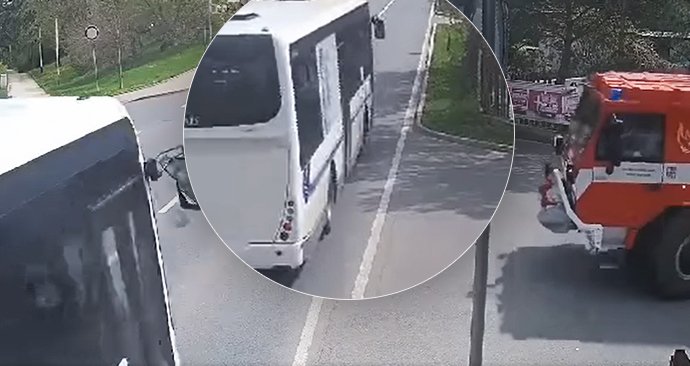 Šokující video: Autobusák ignoroval světelnou signalizace hasičů! Stačilo málo a došlo ke srážce