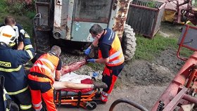 Muži z Brodku se zachytila noha mezi válce zemědělského stroje: Vyprošťovali ho hasiči!