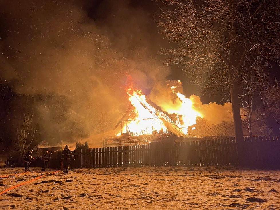 Hasiči zasahovali u požáru rodinného domu v Karlovicích na Bruntálsku. (5.12.2021)