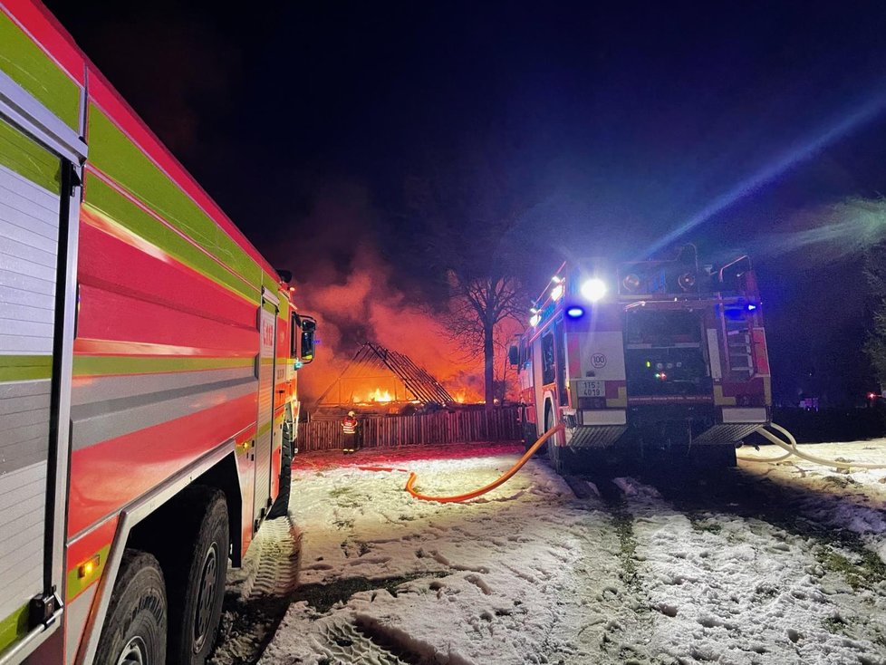 Hasiči zasahovali u požáru rodinného domu v Karlovicích na Bruntálsku. (5.12.2021)