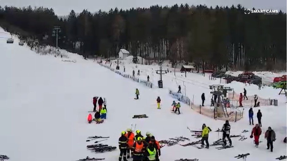 Místo nehody se konečně začíná plnit hasiči a lidé, kteří uvízli na lanové dráze, se tak možná v brzké době dočkají záchrany