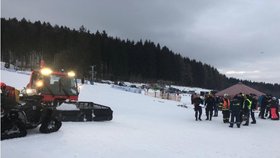 Ve skiareálu Buková hora zasahoval při evakuaci lyžařů z lanovky vrtulník