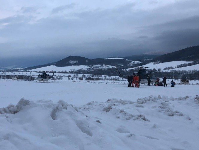 Ve skiareálu Buková hora zasahoval při evakuaci lyžařů z lanovky vrtulník