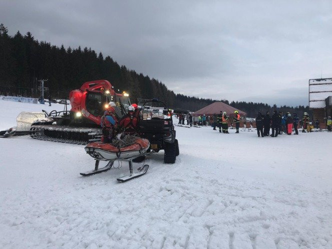 Ve skiareálu Buková hora zasahoval při evakuaci lyžařů z lanovky vrtulník