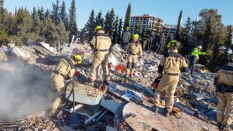 VIDEO DNE: Čeští hasiči pomáhají v Turecku. Ze sutin vytáhli tři přeživší, pomohl i pes Terezka