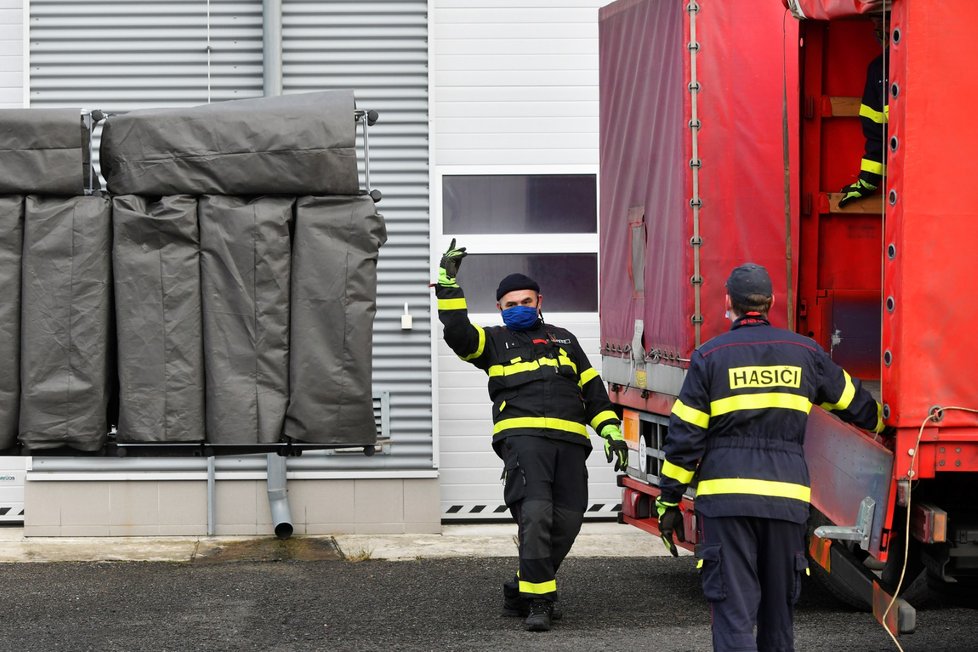 Hasiči naložili 30. prosince 2020 na základně ve Zbirohu na Rokycansku humanitární pomoc pro zemětřesením zasažené Chorvatsko