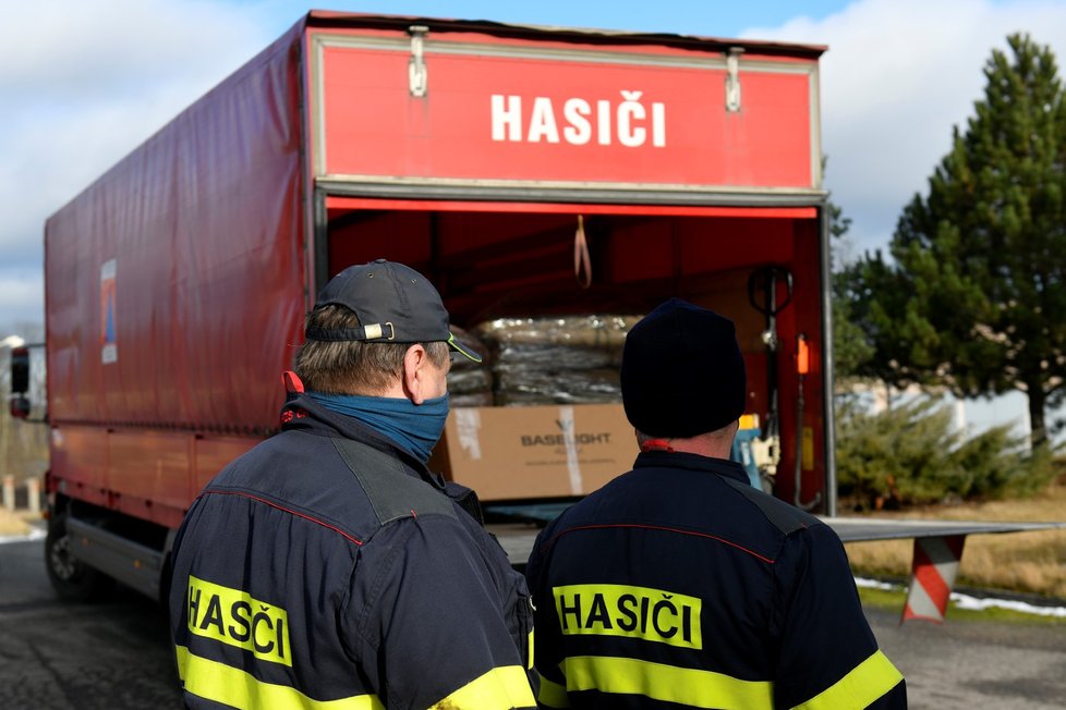 Hasiči naložili 30. prosince 2020 na základně ve Zbirohu na Rokycansku humanitární pomoc pro zemětřesením zasažené Chorvatsko
