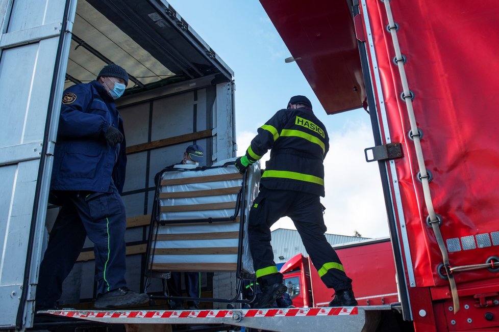 Hasiči naložili 30. prosince 2020 na základně ve Zbirohu na Rokycansku humanitární pomoc pro zemětřesením zasažené Chorvatsko