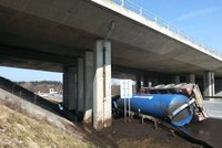 Močůvka zaneřádila dálniční sjezd: U Mlýnce na Tachovsku se převrátila cisterna
