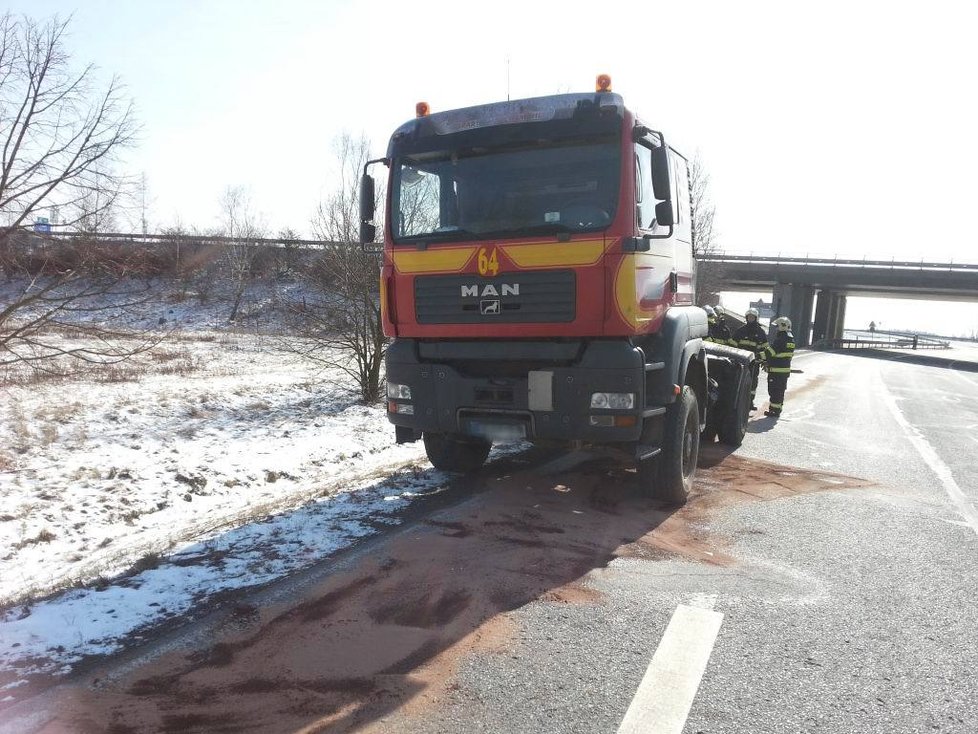 Na sjezdu z D5 u Mlýnce se převrátila cisterna, z ní vytekla močůvka.