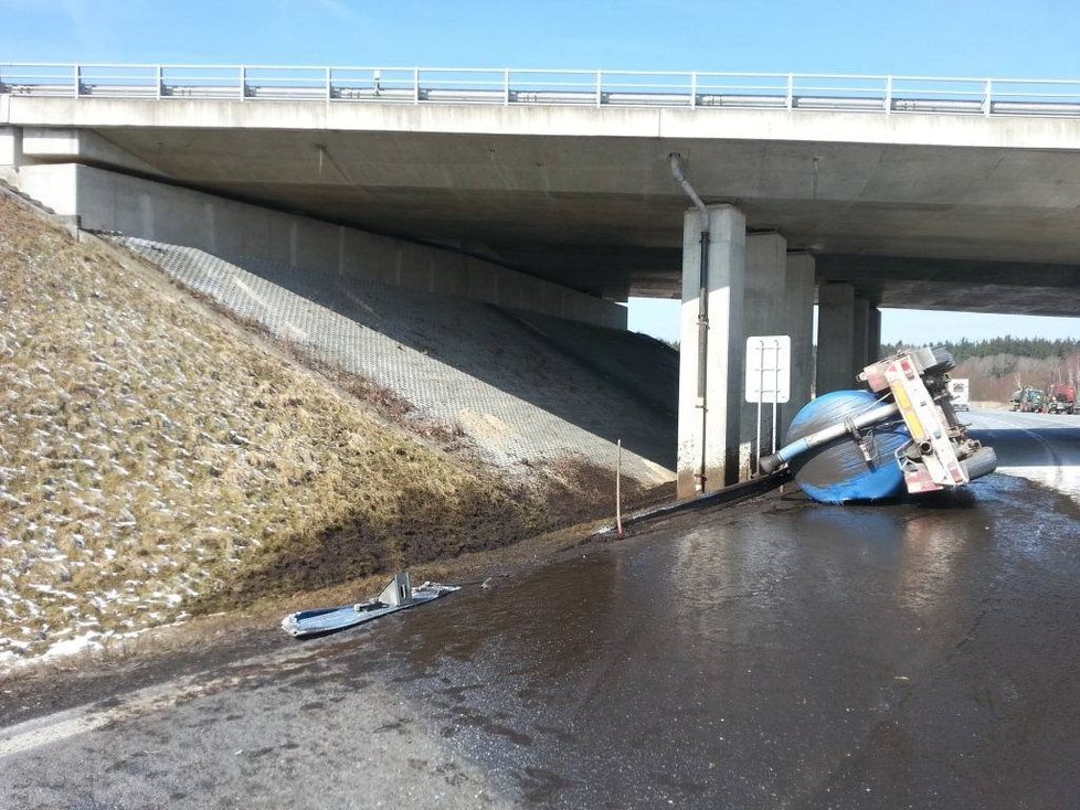 Na sjezdu z D5 u Mlýnce se převrátila cisterna, z ní vytekla močůvka.