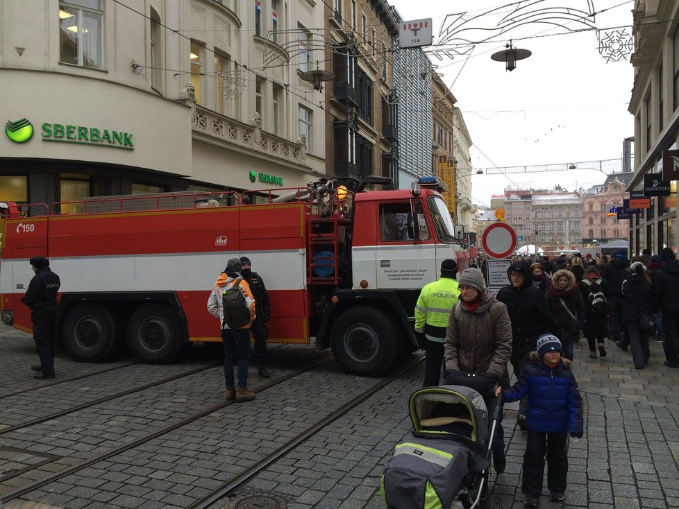 Hasičská cisterna brání na Masarykově třídě průjezdu na vánoční trhy na náměstí Svobody.