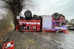 Při převrácení hasičské cisterny na Jičínsku byli lehce zraněni dva požárníci.