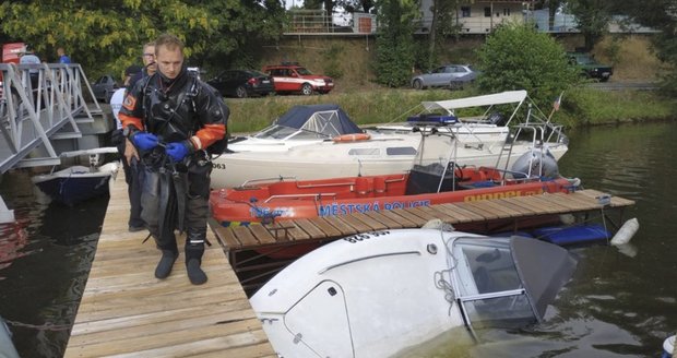 Hasiči zasahují u potápějícího se sportovního člunu v Praze.
