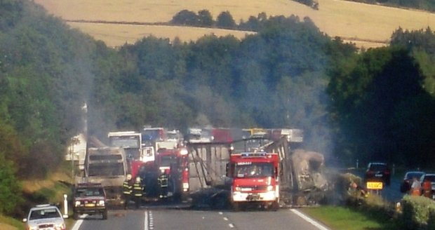Na dálnici D1 zablokovaly provoz hořící kamiony.
