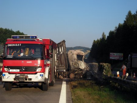 Na dálnici D1 zablokovaly provoz hořící kamiony.
