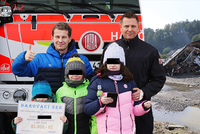 Povodeň jim vzala střechu nad hlavou: Hasiči pro rodinu vybrali 81 tisíc! Prodávali punč