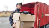 Čeští hasiči darují stovky obleků a helem na Ukrajinu: Darovaný materiál zaplnil desítky palet