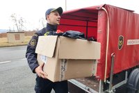 Čeští hasiči darují stovky obleků a helem na Ukrajinu: Darovaný materiál zaplnil desítky palet